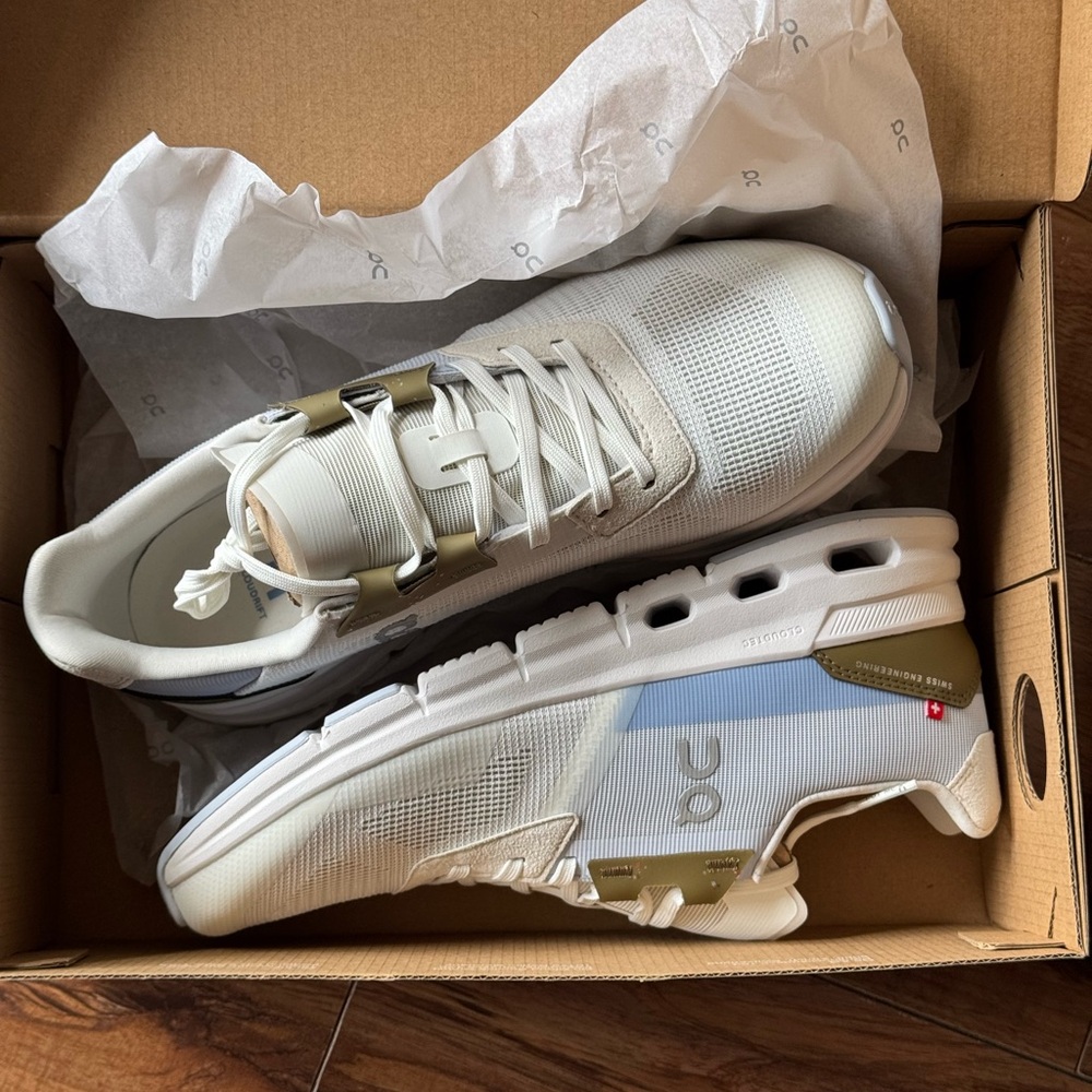 SOLD! On Running White Sneakers Clouddrift